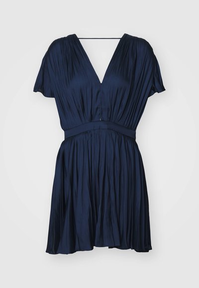 Tummansininen mekko, joka on tehty sileästä kankaasta. Mekossa on V-pääntie, lyhyet hulmuavat hihat, joustava vyötärö ja laskostettu helma.