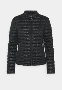 Sort quiltet jakke med opretstående krave, lynlåslukning og sidelommer med lynlås. Har en subtil mønstret tekstur og sølvhardware accenter.