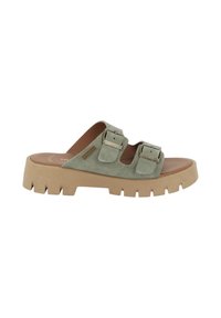 Groene suède instapsandalen met dubbele gespbanden, een bruine gevoerde voetzool en een dikke beige rubberen zool met een geprofileerd ontwerp.