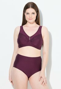 Bordeaux farvet undertøjsæt med en v-hals bralette med blonder og en dekorativ central spænde, kombineret med høj taljede, stribede trusser.