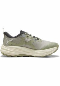 Zapatilla de correr ligera con upper de malla gris texturizada, acentos verdes y una suela acolchada. Cuenta con una asa para facilitar su uso.