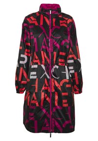 Dlouhý černý větrovka s velkými písmeny v červené, fialové a bílé barvě potisknutými po celém povrchu a předním zipem s tkaničkami.