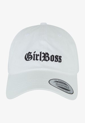 Valkoinen baseball-hattu, jossa on mustalla brodeeratulla tekstillä "GirlBoss". Hattu sisältää säädettävän hihnan ja kaarevan lasketun visiirin. Teksti on rohkea, goottityylinen.