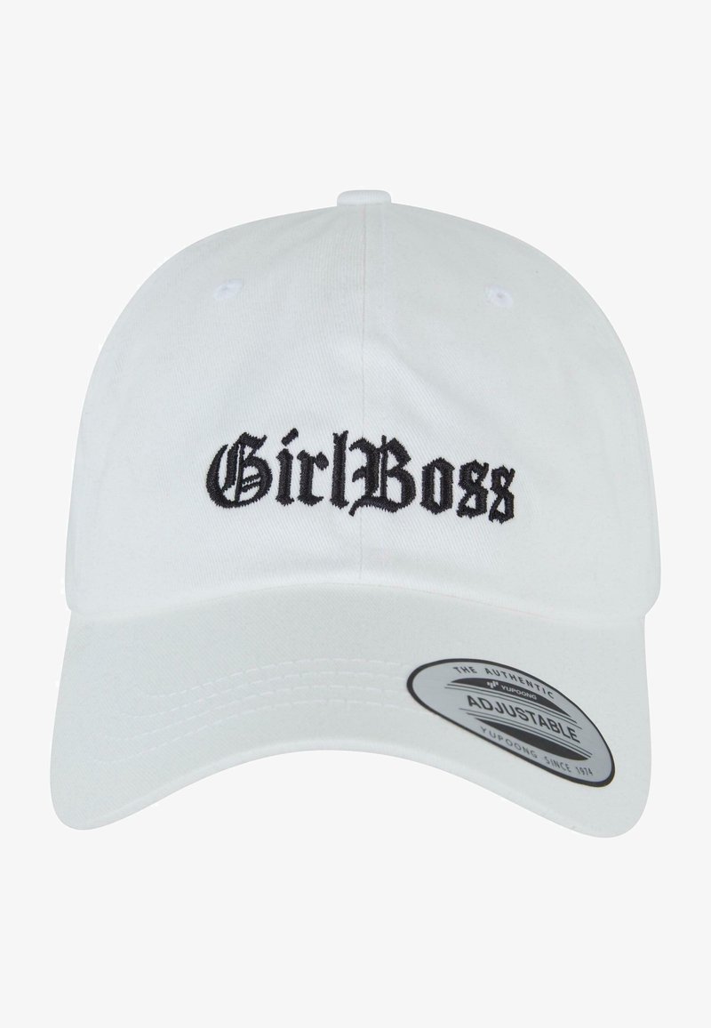 Casquette de baseball blanche avec le texte noir brodé "GirlBoss". Elle est dotée d'une sangle ajustable et d'un visière courbée. Le texte est dans un style gothique audacieux.