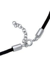 Schwarzes Wildlederkordel-Halsband mit silbernen Metallteilen, ausgestattet mit einem Verschluss, einer Kettenverlängerung und zylindrischen Endkappen für eine verstellbare Länge.
