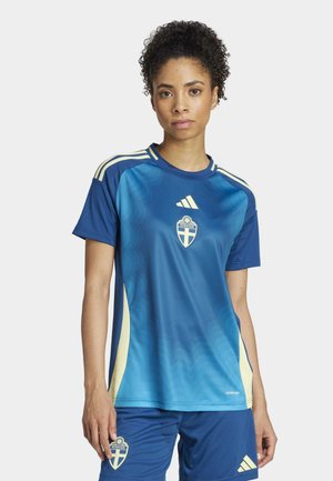 Blå sportstrøje med gule accenter, prydet med Sveriges landshold logo. Lavet af letvægtsstof med en glat tekstur og korte ærmer.