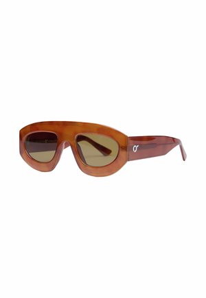 Occhiali da sole marroni con montatura spessa stile cat-eye, lenti scure e un piccolo logo bianco sulla stanghetta, su sfondo bianco semplice.