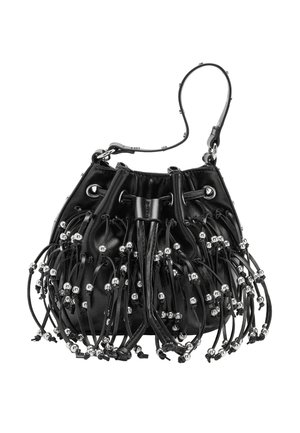 Czarna skórzana torebka typu bucket z zapięciem na sznurek, ozdobiona licznymi skórzanymi frędzlami i srebrnymi koralikami, wyposażona w pojedynczy pasek na ramię.