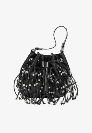 Czarna skórzana torebka typu bucket z zapięciem na sznurek, ozdobiona licznymi skórzanymi frędzlami i srebrnymi koralikami, wyposażona w pojedynczy pasek na ramię.