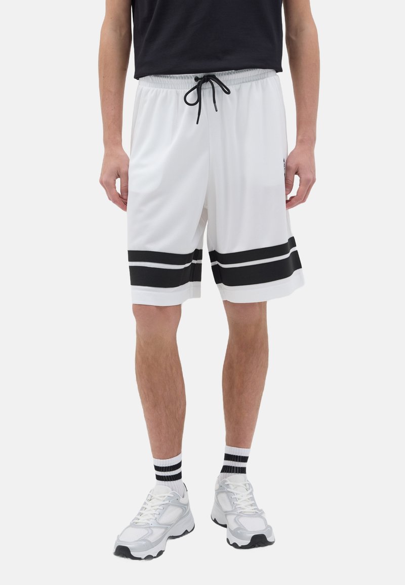 Shorts deportivos blancos con rayas horizontales negras en el dobladillo. Confeccionados en material transpirable, cuentan con una cintura elástica y cordón.