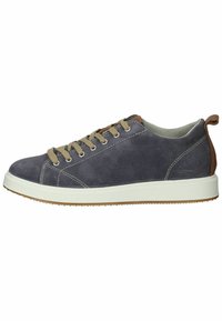 Sneaker in suede grigia con lacci beige, suola in gomma bianca e dettagli in pelle marrone sul tallone. Punta arrotondata e cuciture decorative.