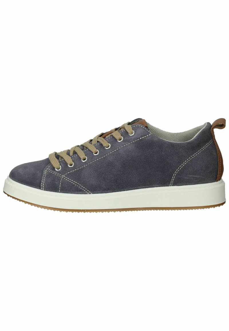 Sneaker in suede grigia con lacci beige, suola in gomma bianca e dettagli in pelle marrone sul tallone. Punta arrotondata e cuciture decorative.