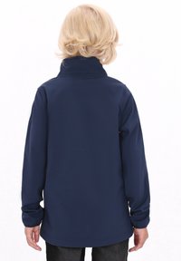 Jachetă albastru închis cu guler înalt și mâneci lungi. Material neted, ușor, cu croială dreaptă. Vedere din spate care arată detalii de design minime.