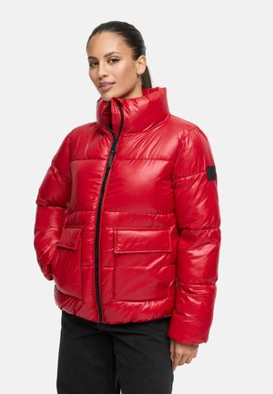 Rote Daunenjacke mit hohem Kragen, Reißverschluss vorne und zwei Fronttaschen. Das Material hat eine glänzende Oberfläche mit gesteppter Textur.