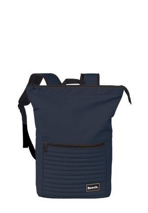 Marineblauwe rugzak van textuurstof met een ritsopening aan de bovenkant, een voorvak met ribbelpatroon en verstelbare schouderbanden.