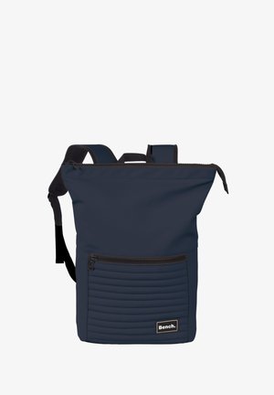 Sac à dos bleu marine en tissu texturé avec un haut zippé, une poche avant avec un motif côtelé et des bretelles réglables.