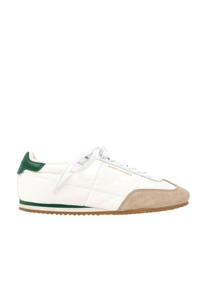 Hvid lav sneaker med beige ruskindståhætte, grøn hælpatch, hvide snørebånd og "Saint Laurent" i gyldent bogstav på siden.