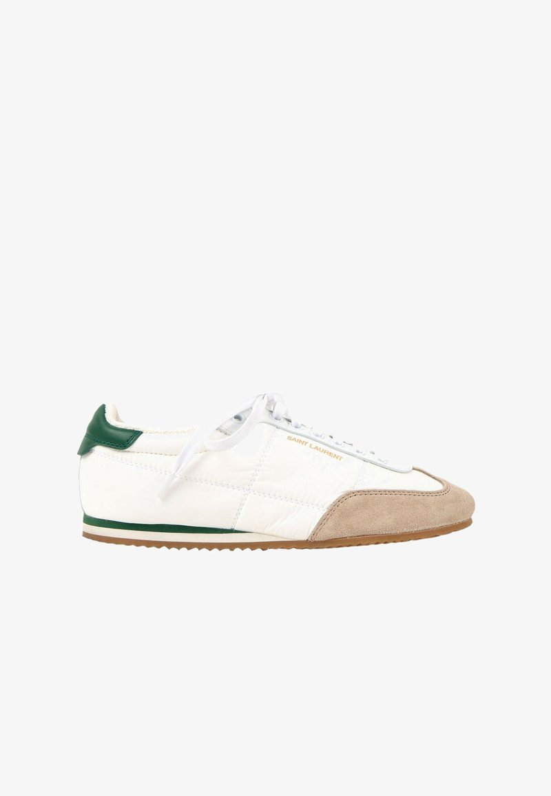 Sneaker blanc basse avec bout en daim beige, patch vert au talon, lacets blancs et "Saint Laurent" en lettres dorées sur le côté.
