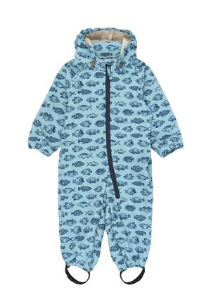 Combinaison de neige pour bébé bleu clair avec des motifs de poissons bleu foncé, une fermeture éclair à l'avant, une capuche, des poignets élastiques et des sangles aux pieds pour un ajustement sécurisé.