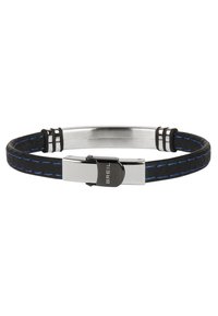 Svart flätad läderarmband med blå sömmar, silvermetallspänne graverat med "BREIL," och en silvermetallplatta på vit bakgrund.