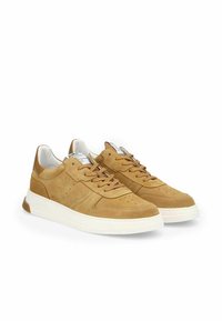 Baskets en suede tan avec des accents perforés, fermeture à lacets à l'avant, col rembourré et semelle en caoutchouc blanc. Détail de logo minimal sur la languette.