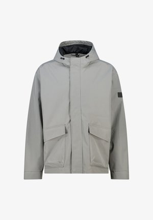 Lichtgrijze waterdichte jas met capuchon, ritssluiting aan de voorkant en twee grote klepzakken. Voorzien van zwarte accenten op de kraag en mouw.