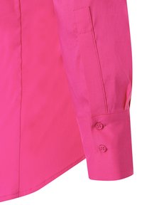 Rosa Langarmhemd mit glatter Textur, geknöpften Manschetten und abgerundetem Saum. Die taillierte Passform betont Struktur und Design.