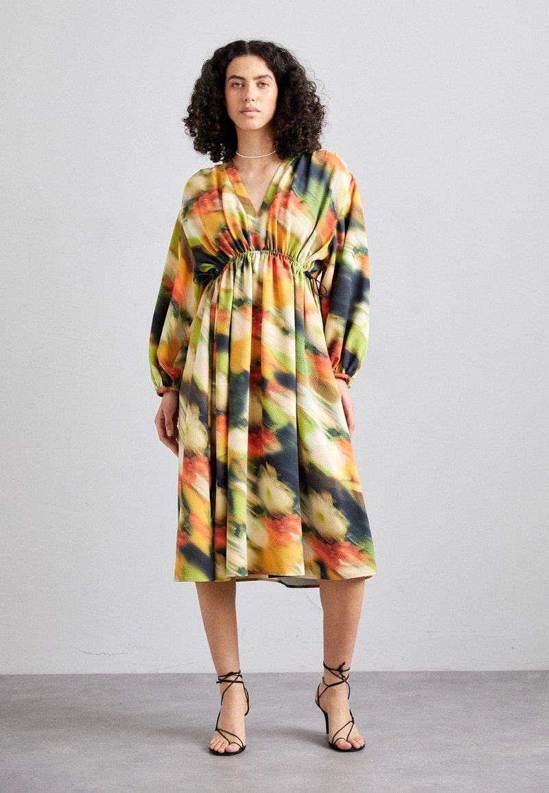 Stine Goya - VEROMA STRUCTURE STRETCH - Robe de jour - flowers in fast motion, Agrandir