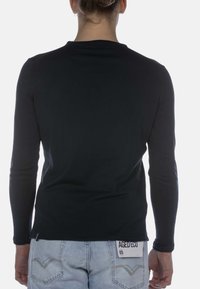 Schwarzes Langarmshirt aus weichem, elastischem Material. Mit Rundhalsausschnitt und enger Passform, ohne sichtbare Logos oder Muster.
