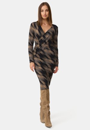MIT WICKEL EFFEKT - Jerseykleid - wood gemustert