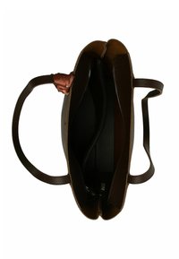 Geantă de umăr din piele brown cu o suprafață texturată, cu două fermoare și două mânere rezistente. Interior spațios cu o căptușeală simplă de culoare neagră.