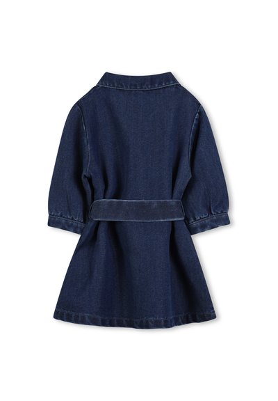 Robe en denim avec un col, des manches courtes volumineuses et une ceinture nouée à la taille. Tissu bleu foncé au toucher lisse.