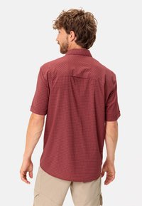 Camisa de manga corta a cuadros burdeos con cuello, yugo trasero y un bolsillo con botón, hecha de tejido ligero.