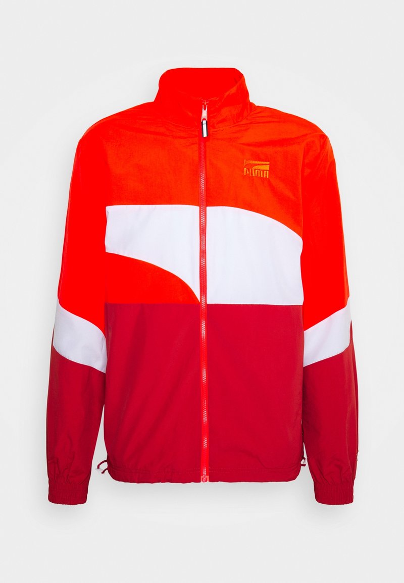 Veste zippée Puma rouge, blanche et marron, manches longues et col montant, avec des poignets élastiques et un logo sur la poitrine.