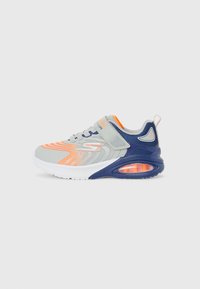 Baskets de sport grises et orange avec des accents bleus, tige en mesh, semelle épaisse, amorti à air visible, et maintenues par une sangle en Velcro.