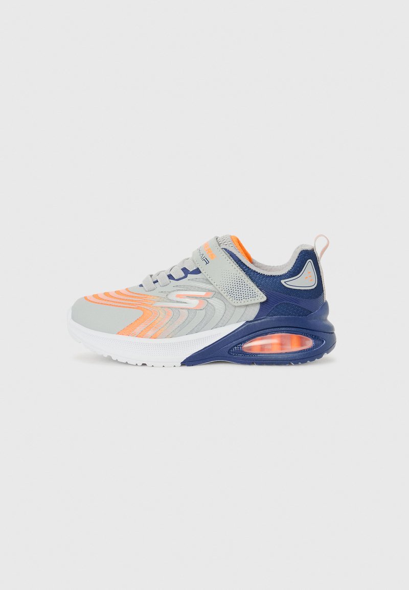 Zapatilla deportiva gris y naranja con acentos azules, parte superior de malla, suela gruesa, amortiguación de aire visible y sujeta con una correa de Velcro.