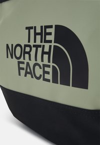 The North Face BASE CAMP DUFFEL UNISEX - Saco de viagem - tea green/black