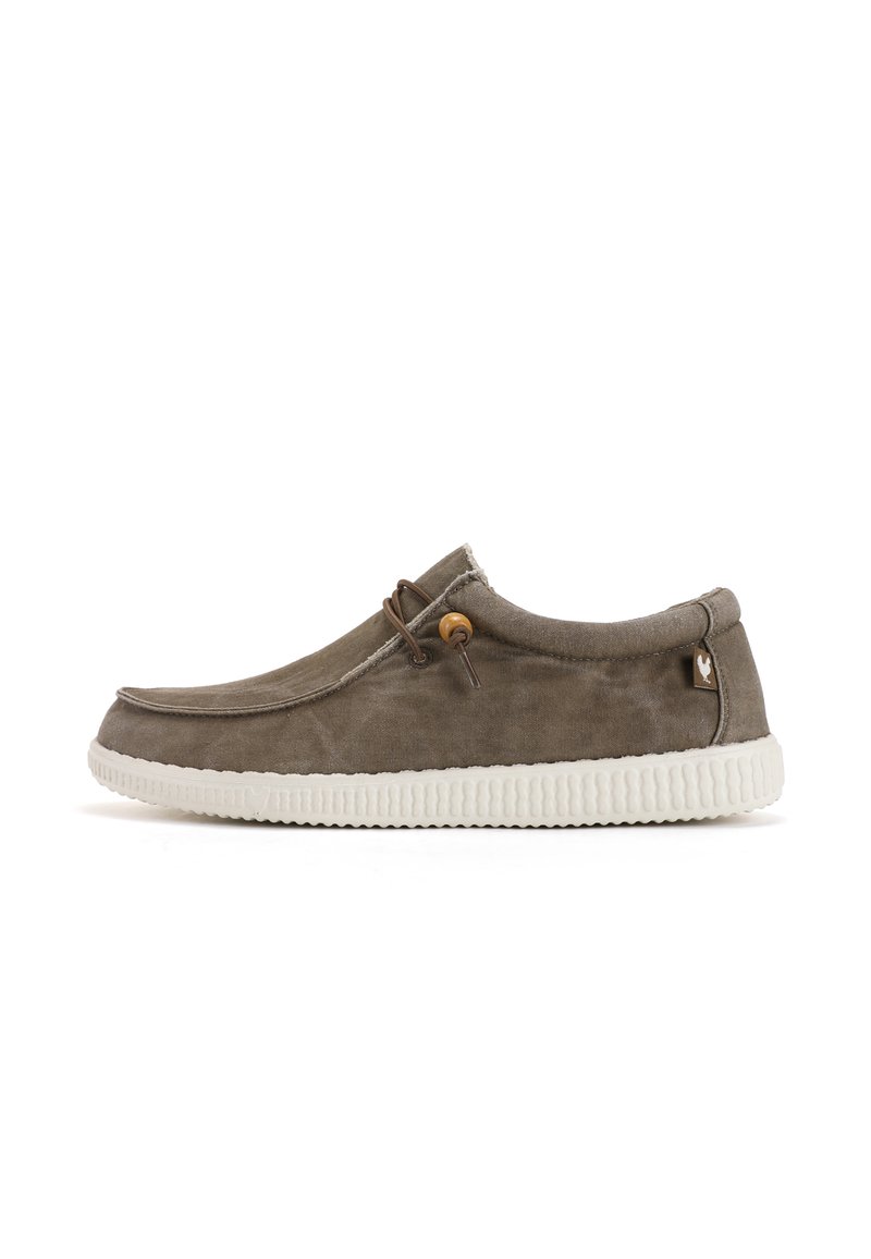 Scarpa slip-on in tela grigia con punta arrotondata, suola in gomma bianca e dettaglio in corda marrone. Logo ben visibile sul lato. Texture liscia.