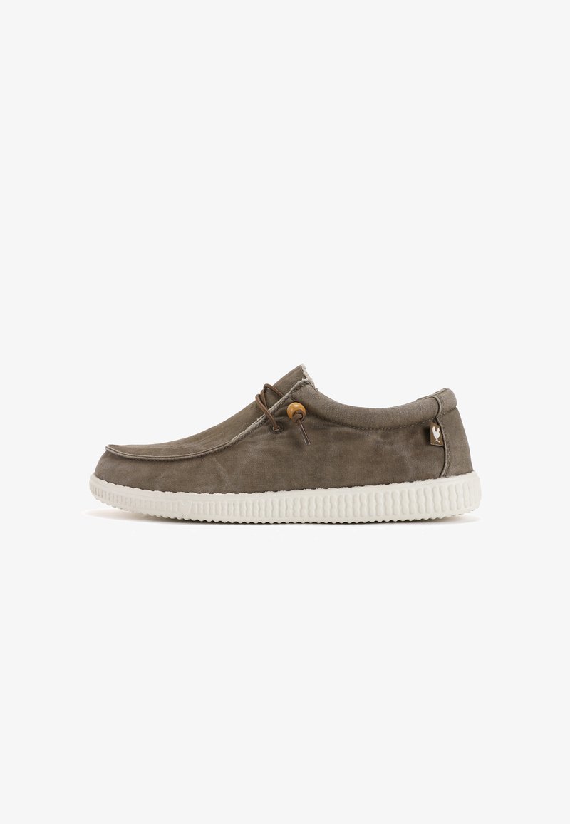 Chauffe-botte en toile grise à enfiler, avec un bout arrondi, une semelle en caoutchouc blanc et un détail en corde marron. Logo notable sur le côté. Texture lisse.