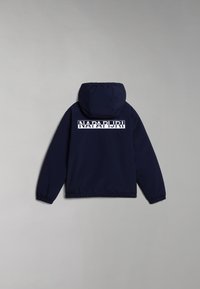 Navyblaue Kapuzenjacke mit elastischen Bündchen und Saum, die ein großes weißes "NAPAPIJRI"-Logo auf dem oberen Rücken zeigt. Glattes, strapazierfähiges Material.