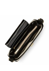 Borsa a tracolla in pelle nera con una finitura lucida, dotata di una sola tracolla, scomparto con zip e fodera interna beige.