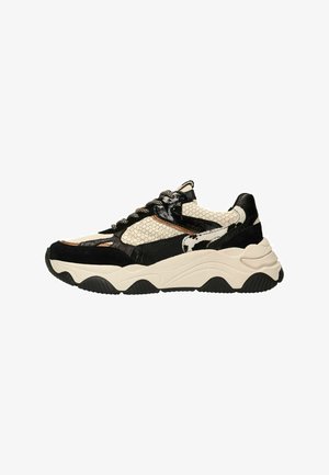 Zwarte en beige sneaker met een textuur bovenwerk dat bestaat uit een mix van materialen, inclusief suede en mesh, en een dikke zool met golfdesign.
