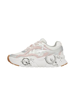 Sneaker bianca e rosa con dettaglio a stella argento, pannelli in mesh e suola spessa bianca decorata con motivi circolari grigi e punte della suola in gomma color naturale.