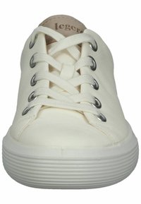 Sneaker bianco con tomaia in pelle liscia, punta rotonda e suola in gomma sollevata. Presenta occhielli metallici e lacci in cotone piatti. Design semplice.