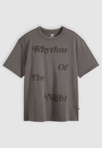 Δεν επιλέχθηκε, rhythm of the night