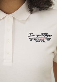 Tommy Hilfiger SLIM SCRIPT GRAPHIC  - Poloskjorter - ancient white