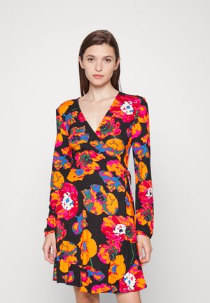 Vestido preto envelopado com padrões florais vibrantes em rosa, laranja e azul. Mangas longas e saia evasé com detalhe de laço na cintura.