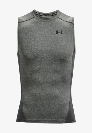 Męska bezrękawnik sportowy, wykonany z ciemnoszarego materiału odprowadzającego wilgoć, z okrągłym dekoltem i logo Under Armour na klatce piersiowej.
