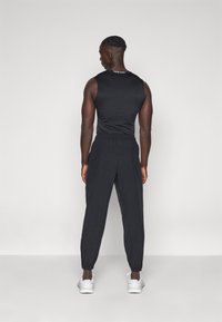 Nike Performance FORM PANT - Pantalones deportivos - black/metallic silver