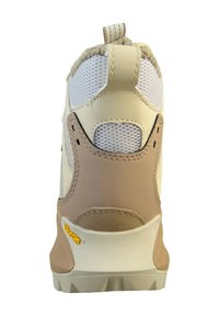 Beżowy but trekkingowy z siateczką i gumowymi akcentami, wzmocnionym obcasem oraz teksturowaną podeszwą. Posiada pętlę z tyłu i logo Vibram.